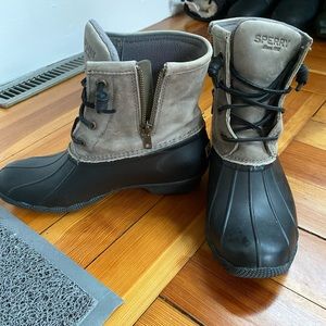 Women’s black and grey sperry winter boots size 8.5